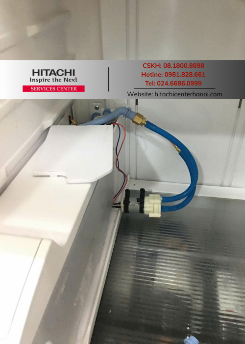 Nhân viên trung tâm kiểm tra nguyên nhân tủ lạnh Hitachi không lấy được đá Nhân viên trung tâm kiểm tra nguyên nhân tủ lạnh Hitachi không lấy được đá